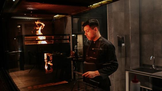 El chef Claudio Lucero es el responsable de los fuegos de Brutal, una de las nuevas experiencias gastronómicas de Mendoza. - Gentileza