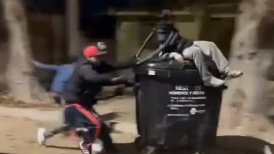 Incendiaron un contenedor en Palmira, se filmaron y difundieron el video en redes sociales.