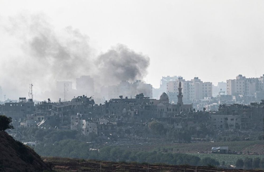 Sderot (Israel), 14/10/2023.- Smoke rises from the town of Beit Lahia in the northern part of the Gaza Strip as a result of an Israeli airstrike, 14 October 2023. The Israeli Defense Force (IDF) on 13 October called for the evacuation of all civilians of northern Gaza ahead of an expected ground invasion. More than 1,300 Israelis have been killed and over 3,200 others injured, according to the IDF, after the Islamist movement Hamas launched an attack against Israel from the Gaza Strip on 07 October. More than 2,000 Palestinians have been killed and over 8,700 others injured in Gaza since Israel launched retaliatory air strikes, the Palestinian health ministry said. EFE/EPA/ATEF SAFADI