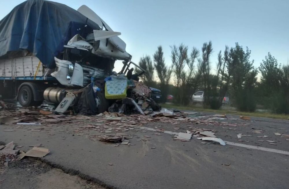 Tremendo accidente entre dos camiones en San Luis