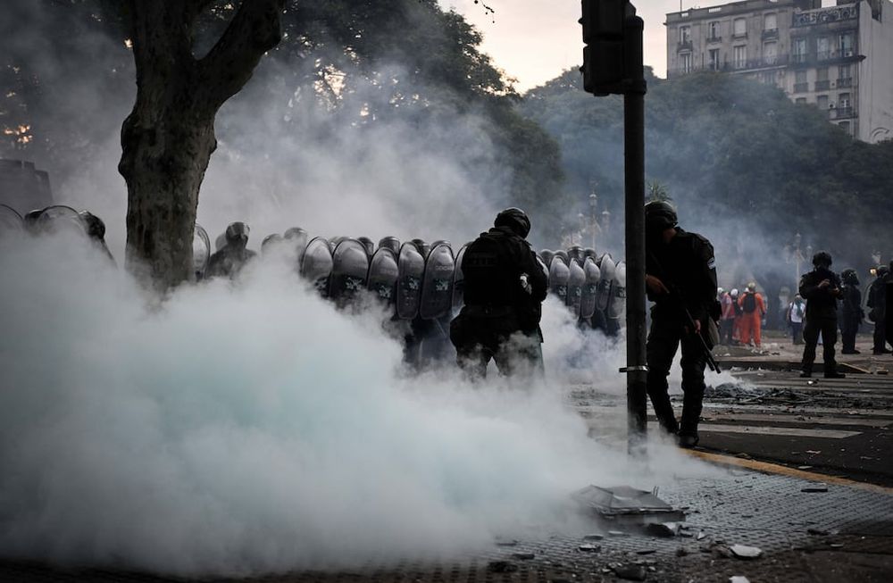 NOTICIAS ARGENTINAS BAIRES, JUNIO 12: Agentes del orden hacen guardia cerca del Congreso Nacional, el día en que los senadores debaten el proyecto de reforma económica del presidente argentino Javier Milei, conocido como ley ómnibus, en Buenos Aires, Argentina, 12 de junio de 2024. Foto NA: REUTERS/Mariana Nedelcuzzzz