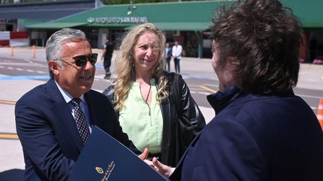 El gobernador Alfredo Cornejo junto al presidente Javier Milei y la secretaria de la Presidencia, Karina Milei