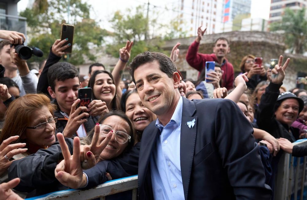 El ministro de Interior de Argentina, Eduardo Wado de Pedro, posa con simpatizantes en Quilmes, Buenos Aires, Argentina, el lunes 22 de mayo de 2023. De Pedro lanzó su campaña para postularse como candidato presidencial del oficialismo. (AP Foto/Joaquín Salguero)