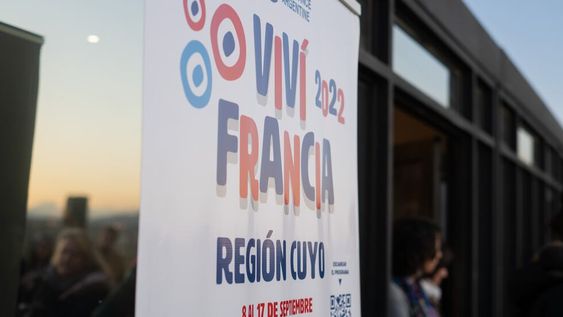 Viví Francia arrancó con música y vino y finaliza este finde con Art Nouveau