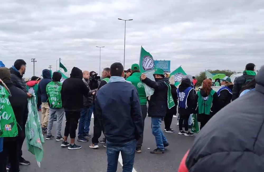 Gendarmería busca desalojar el bloqueo de ATE del acceso al aeropuerto
