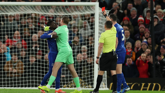 PREMIER LEAGUE. Idrissa Gueye, del Everton, fue expulsado durante el partido ante el Manchester United por una cachetada a su compañero Keane.&nbsp;