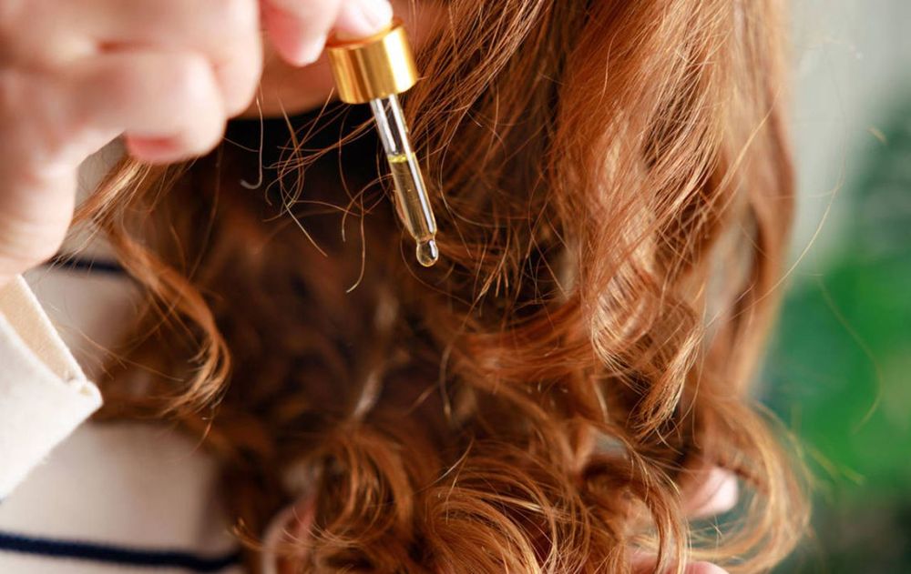 Ponerse romero en el pelo es un recurso complementario que ayuda a la fibra capilar e incluso puede combinarse con otros ingredientes.