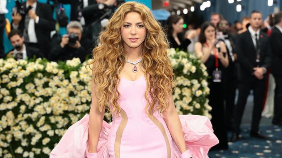 El look rosa de Shakira en la Met Gala 2025: polémica y elogios por igual