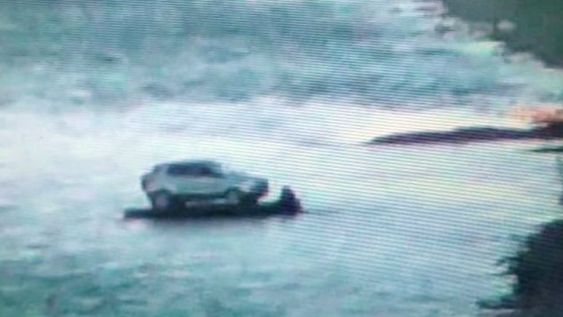 Un grupo de personas intentó ingresar de forma ilegal al país una camioneta transportada en un gomón. Foto: Gentileza / Prensa Gendarmería Nacional