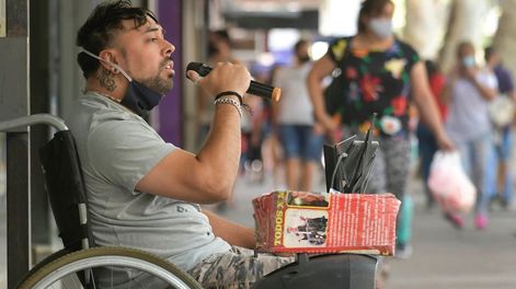 Los Andes | Manu Heredia, cantante callejero que quedo hemipléjico cuando lo asaltaron. Trabaja cantando en las calles para pagarse el viaje de rehabilitación en ChinaFoto: Orlando Pelichotti / Los Andes