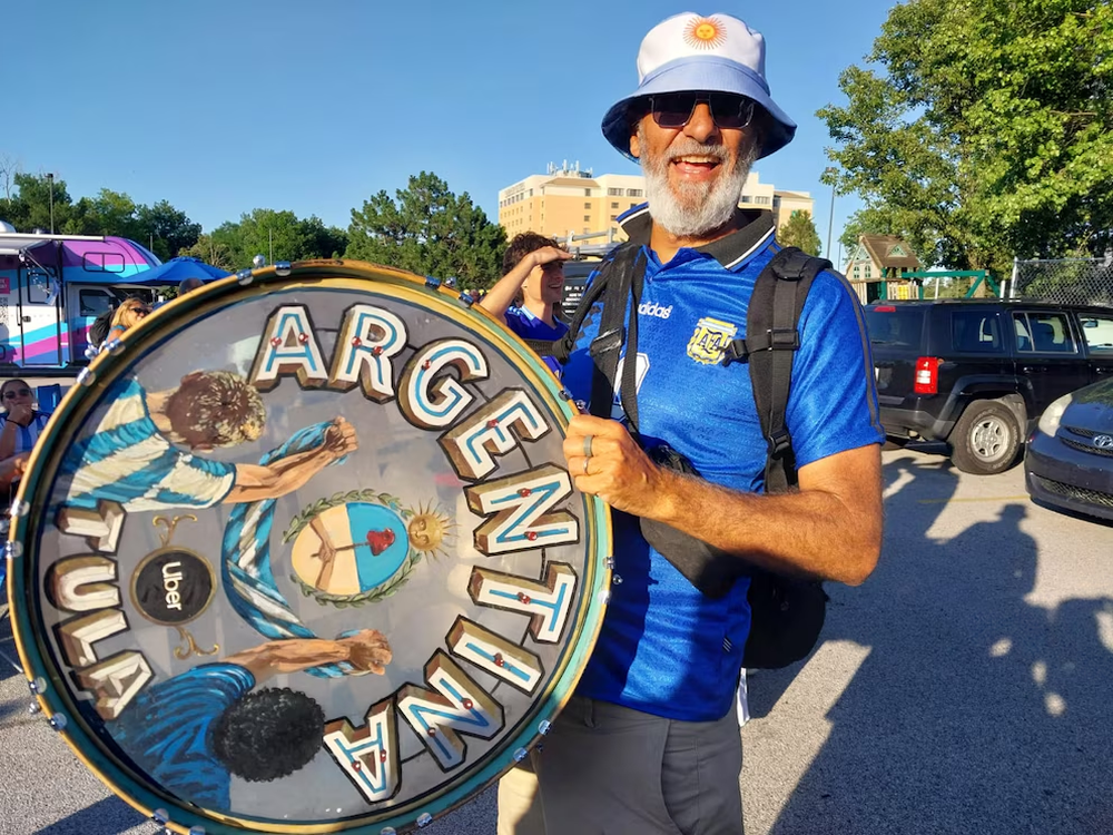 El histórico bombo de Carlos Tula Pascual, regalo de Juan Domingo Perón en 1971 y compañero de 13 Mundiales, volvió a escucharse en Kansas City antes del debut de la Selección. &nbsp;