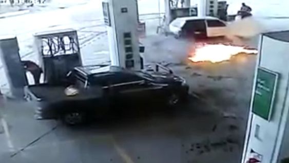 La situación no pasó a mayores, teniendo en cuenta que el incendio quedó cerca del expendió de GNC donde había otros autos.
