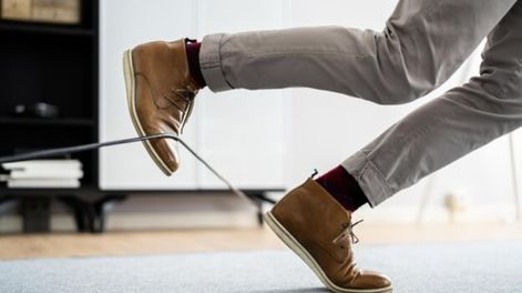 Los Andes | Entre los refranes populares que usan este verbo, está el que dice: El hombre es el único animal que tropieza dos veces en la misma piedra.