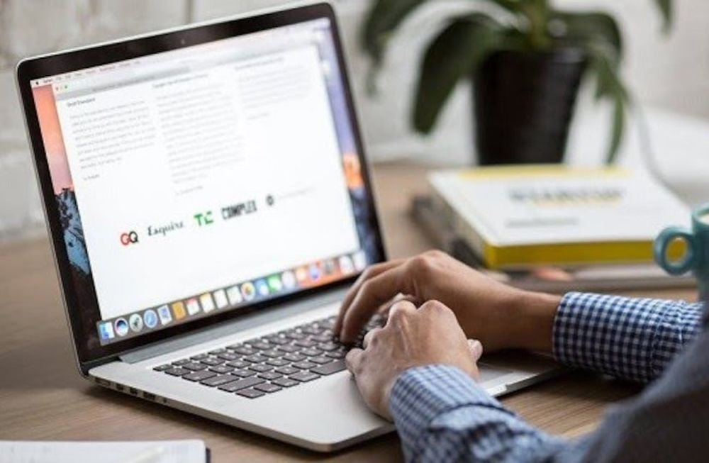 En concreto, se trata de la subcontratación de procesos comerciales, especialmente de tecnología de la información, a empresas de un país cercano, que a menudo comparten una frontera con el país de destino