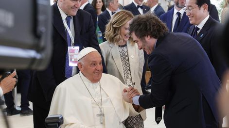 Fotografía de archivo fechada el 14 de junio de 2024 que muestra al Papa Francisco saludando al presidente argentino Javier Milei durante el segundo día de la cumbre del G7, en Borgo Egnazia, región de Apulia, sur de Italia.&nbsp;