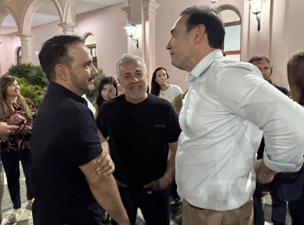 El gobernador Alfredo Cornejo junto con el flamante mandatario provincial de Corrientes, Juan Pablo Valdés y con su hermano, Gustavo Valdés, actual gobernador de la provincia mesopotámica.&nbsp;