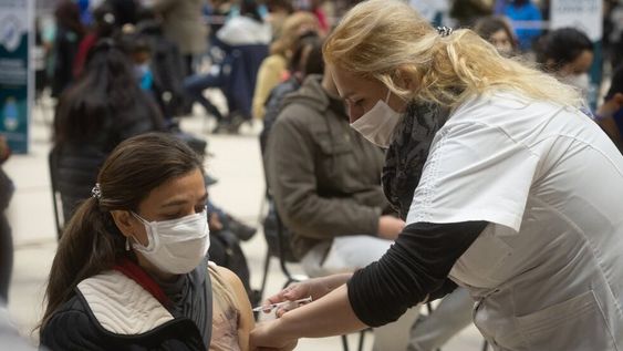 Desde Salud atribuyen a la vacunación la reducción de casos y el alivio del servicio sanitario provincial. Foto: Ignacio Blanco / Los Andes