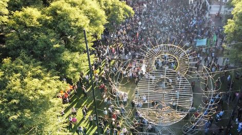 Masiva movilización en Mendoza de estudiantes y trabajadores que se sumaron a la marcha universitaria nacional. Foto: Marcelo Rolland / Los Andes