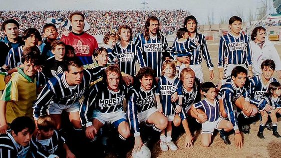 Equipazo. Parados: Claudio Manchado, Manuel Villalobos, Daniel Oldrá, Rafael Iglesias y Alejandro Abaurre. Hincados: Alberto Naves, Rubén Almeida, Marcelo Marcucci, Osvaldo Almeida, Ariel Pereyra y Javier Franco. / Gentileza Dr. Vega.