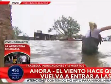 Paula Bernini, la periodista del canal Todo Noticias, cayó al agua durante su cobertura del temporal en Bahía Blanca | Captura de video&nbsp;