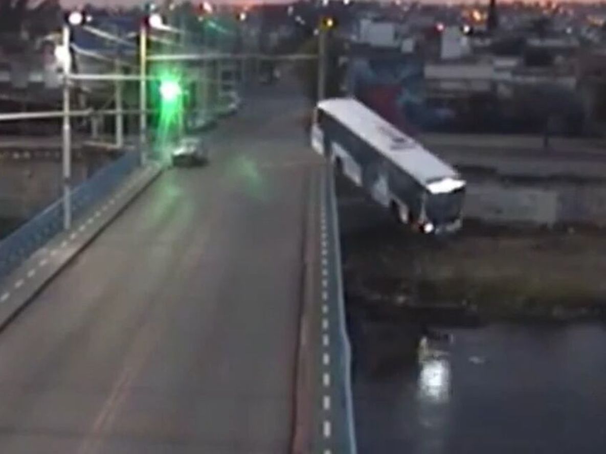 El hecho sucedió durante la madrugada de ayer, debido a un accidente de tránsito, un auto que cruzó a alta velocidad colisionó con la unidad de transporte de pasajeros provocándole la dura caída al rodado mayor.