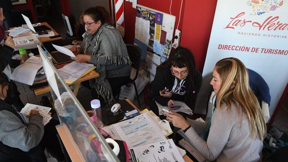 En el informador turístico de El Challao los censistas entregan la documentación de las encuestas a los jefes de radio. Foto: José Gutiérrez / Los Andes