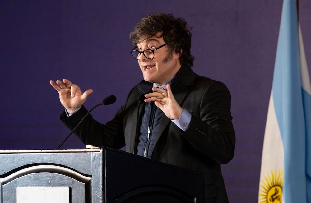 El presidente Javier Milei acusó sin nombrarlo al ex mandatario Alberto Fernández de cometer delitos aberrantes, a la vez que se mostró orgulloso de haber eliminado el Ministerio de la Mujer. Al brindar un discurso en el Congreso de Inversiones Inmobiliarias, Milei expresó: Estoy orgulloso de eliminar el Ministerio de la Mujer y el siniestro Inadi, que se dedicaban a perseguir ideológicamente. FOTO NA: DAMIAN DOPACIO.