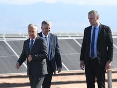 Alfredo Cornejo, Horacio Marín y Manuel Adorni, al final del acto de inauguración del parque solar El Quemado. Foto: Ramiro Gómez.