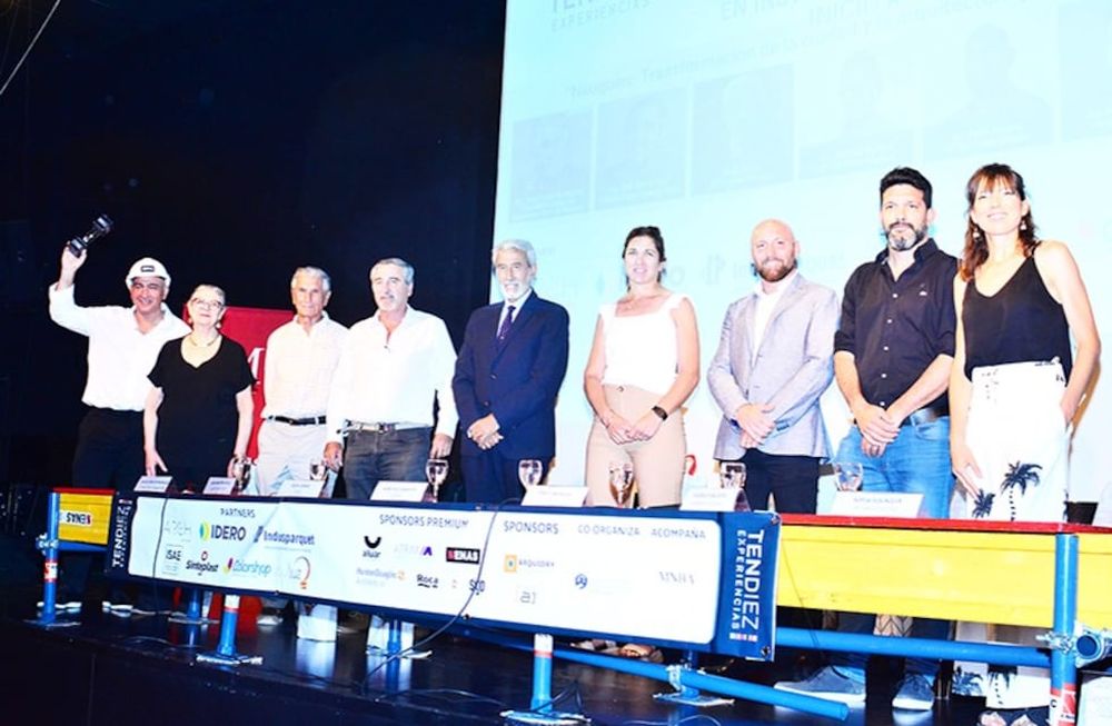 En esta imagen, uno de los eventos Tendiez del 2022 en Neuquén. A la izquierda, los Arquitectos Hernán Barbero y Alicia Falconi cerrando el evento junto a prestigiosos oradores.