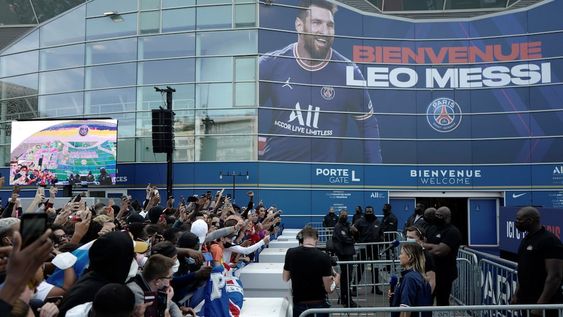 Hoy será la presentación de Lionel Messi en el PSG. La gente espera desde temprano, para tener su butaca asegurada en el estadio Parque de los Príncipes./AP