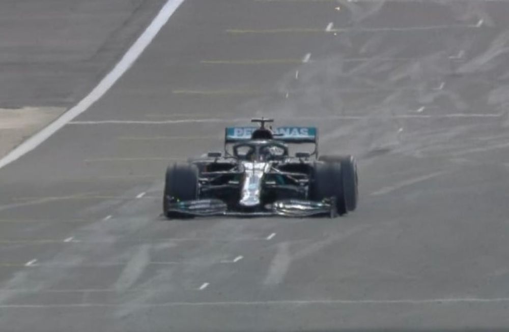 Así fue la agónica última vuelta de Hamilton en 3 ruedas