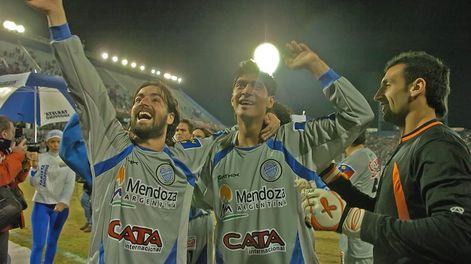 Los Andes | En el estadio José Amalfitani, Godoy Cruz tuvo su primer triunfo como visitante, 1-0  ante River Plate, con gol de Nicolás Olmedo (al centro).