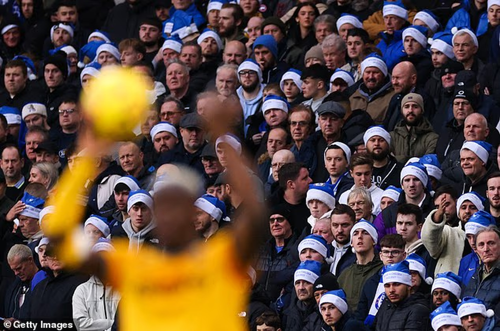 Hinchas del Chelsea vieron su partido con gorros de Pap&aacute; Noel durante el Boxing Day de la temporada pasada.