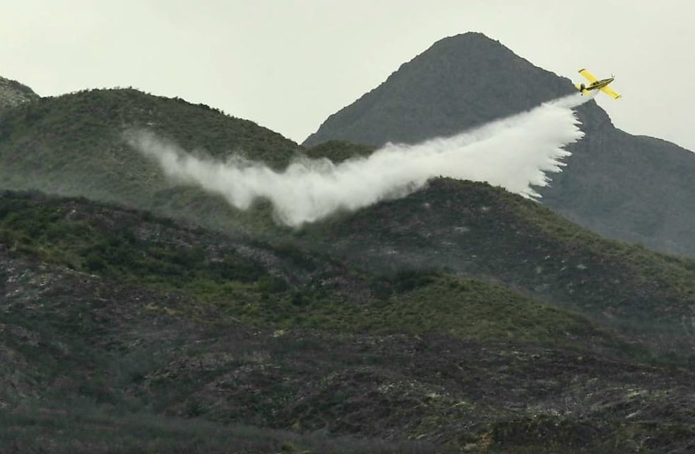 Fotos y video: así controlan los incendios en el piedemonte con 4 helicópteros, 2 aviones y más de 200 personas. Foto: Orlando Pelichotti / Los Andes