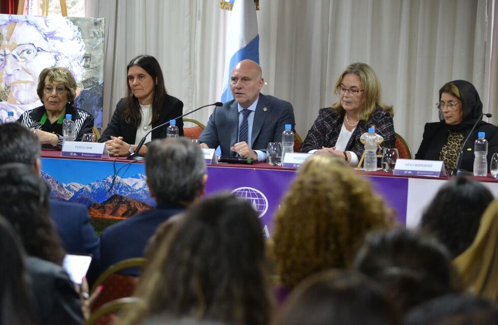 Dalmiro Garay, presidente de la Suprema Corte de Justicia de la provincia, abrió el encuentro y estuvo acompañado por María Teresa Day. Foto: Prensa Poder Judicial.