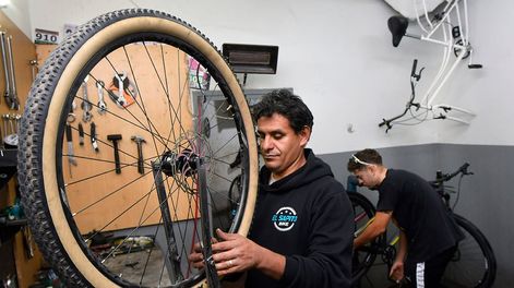 Aumentpó la demanda de arreglo en las Bicicleterías. Foto: Orlando Pelichotti