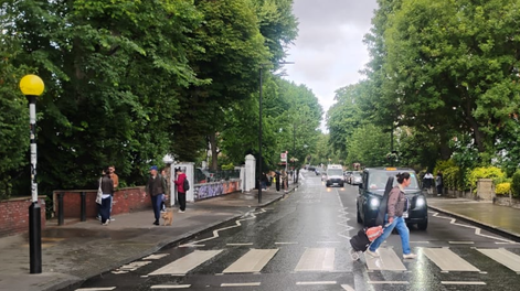 Caminando por la mítica  Abbey Road de Londres