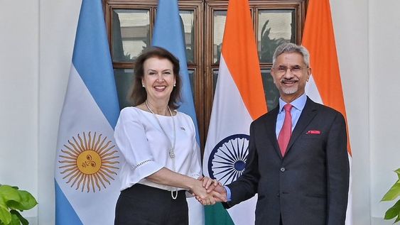 De viaje por India, Diana Mondino ratificó que Argentina no ingresará a los BRICS. En la foto, junto a Subrahmanyam Jaishankar, ministro de Asuntos Exteriores de India (X)