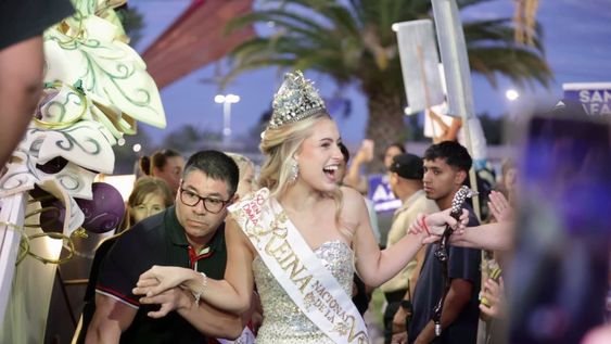 Un recibimiento a pura emoción. El público sanrafaelino celebró con entusiasmo la llegada de la Reina Nacional de la Vendimia 2026.