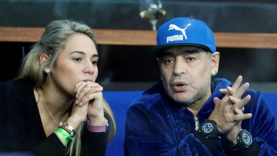 La ex mujer del Chino Maradona afirmó que el Diez tuvo que ser operado luego de que Rocío Oliva lo empujara por las escaleras. Foto: Gentileza
