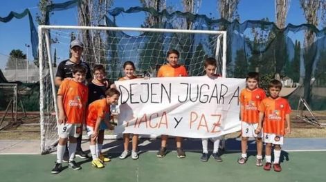 El equipo C11 de Banco Mendoza de San Rafael, pide que sus compañeras puedan seguir jugando con ellos. / Gentileza