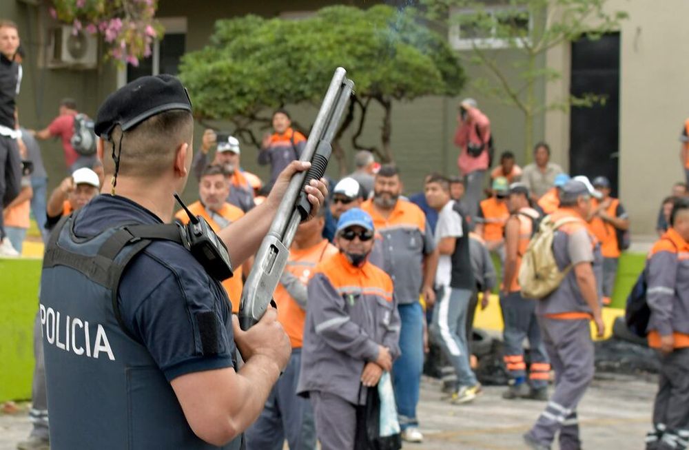 Más de 200 trabajadores municipales se manifestaron en la puerta del corralón de la Dirección de Servicios Públicos de Godoy Cruz. Cerca de las 10, la policía rodeó el lugar y el cuerpo de Infantería avanzó contra los manifestantes con gases y balas de gomaFoto: Orlando Pelichotti