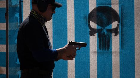 Los Andes | Tiro Dinámico o Tiro en MovimientoDespués de 8 años se vuelve a realizar la instrucción en Tiro Dinámico para civiles y personal de policial en el Tiro Federal de Mendoza.Para finalizar el curso, se realiza un torneo que consiste en desplazarse entre di