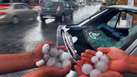 El granizo ocasionó serios destrozos en autos particulares. Foto ilustrativa.