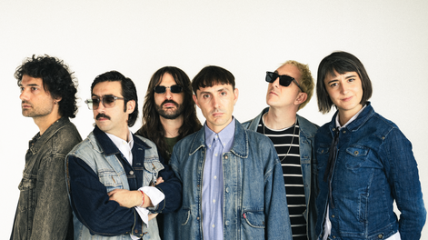 La banda mendocina llega a Vino a la Nave con canciones, nuevo disco en camino y “Mansa Curda”, el vino propio que lanzará para la ocasión.
