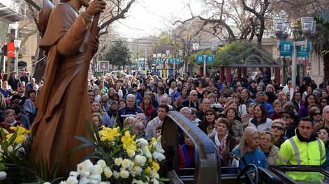 Los Andes | La tradicional procesión con la imagen del santo por las calles del centro mendocino está prevista a las 15, con salida desde Peatonal Sarmiento, frente a la parroquia Santiago Apóstol y San Nicolás.