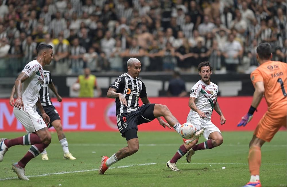 Deyverson de Mineiro marca un gol este miércoles, en el partido de vuelta de cuartos de final de la Copa Libertadores entre Atlético Mineiro y Fluminense en el estadio Arena MRV en Belo Horizonte (Brasil). EFE/ Joao Guilherme