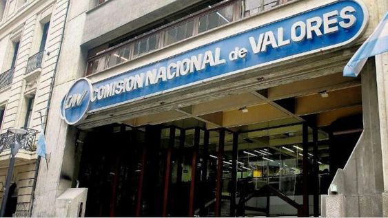 El dólar financiero acumula caídas de 15% y le traslada presión al blue
