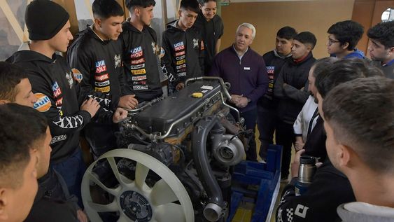Donaron un motor a la escuela técnica 4-020 Ingeniero Gabriel del Mazo. | Foto: Orlando Pelichotti / Los Andes