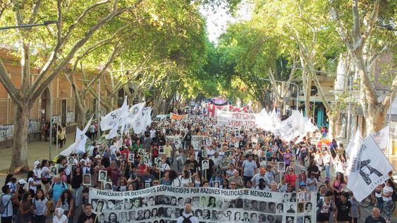 Familiares de desaparecidos fueron acompañados por distintas organizaciones políticas, sociales y sindicales. | Foto: Marcelo Rolland / Los Andes